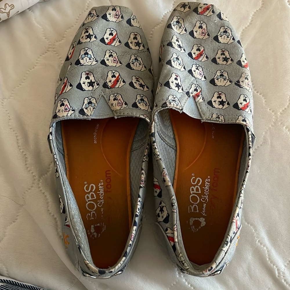 Bobs from Skechers women's skipper loafers 5.5 blue with dog print